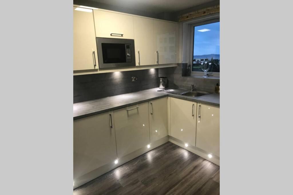 Largs Sea Front, Modern Apartment מראה חיצוני תמונה