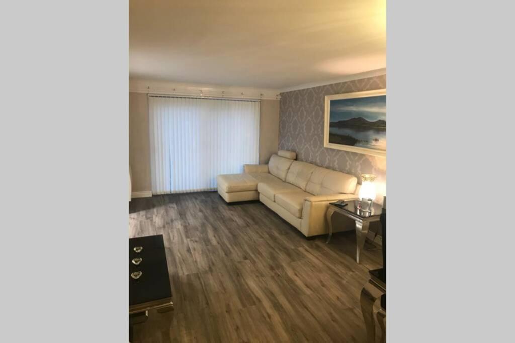 Largs Sea Front, Modern Apartment מראה חיצוני תמונה