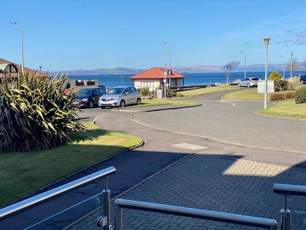 Largs Sea Front, Modern Apartment מראה חיצוני תמונה
